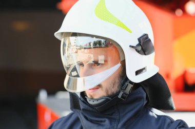 Gaz maskesi ve kask yakınındaki itfaiye itfaiyeci fotoğrafı.