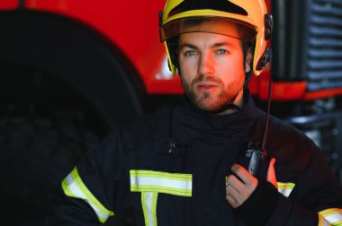 Gaz maskesi ve kask yakınındaki itfaiye itfaiyeci fotoğrafı.