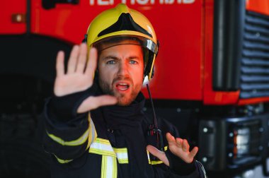 Görevdeki itfaiyeci, fotoğrafın altında.