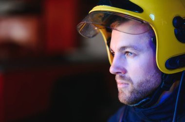 İtfaiyeci (itfaiye) eylem daimi bir firetruck yakınındaki. Acil durum Emanet. Koruma, tehlikeden kurtarmak