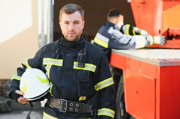 Foto Bombero Con Máscara Gas Casco Cerca Del Camión Bomberos —  Fotos de Stock