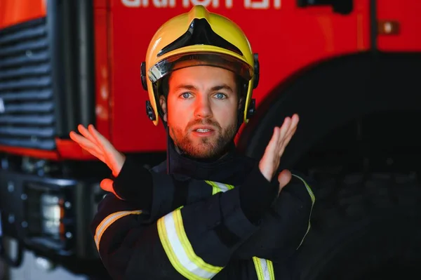 Foto Pemadam Kebakaran Dengan Masker Gas Dan Helm Dekat Mesin — Stok Foto