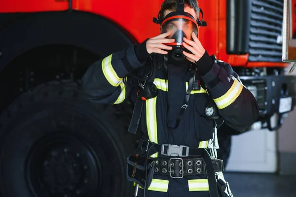 Brandweerportret Van Dienst Foto Brandweerman Met Gasmasker Helm Bij Brandweerauto — Stockfoto