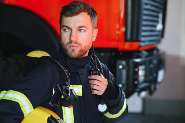 Brandweerman Een Beschermend Uniform Staat Naast Een Brandweerwagen Praat Radio — Stockfoto