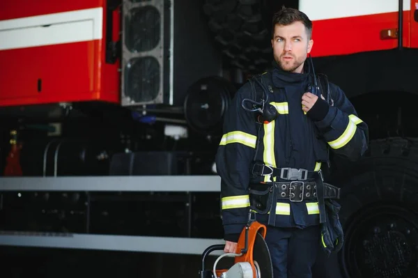 Valiente Bombero Joven Con Uniforme Protector —  Fotos de Stock