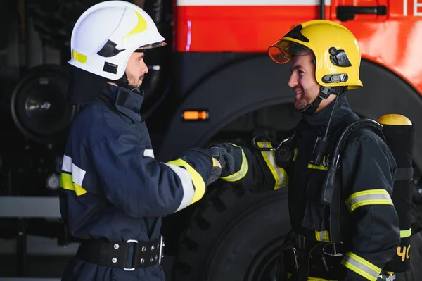 Bomberos Saliendo Estación Equipados Con Las Herramientas Para Extinción Del —  Fotos de Stock