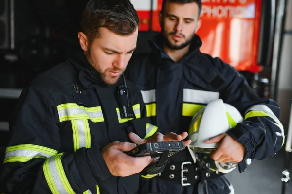 Retrato Dos Bomberos Operación Extinción Incendios Bombero Ropa Protectora Casco —  Fotos de Stock