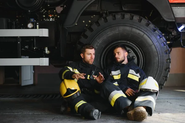 Dua Petugas Pemadam Kebakaran Profesional Dengan Seragam Dan Helm Pelindung — Stok Foto
