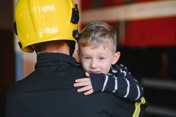 Sporco Vigile Del Fuoco Uniforme Tenuta Poco Salvato Ragazzo Piedi — Foto Stock