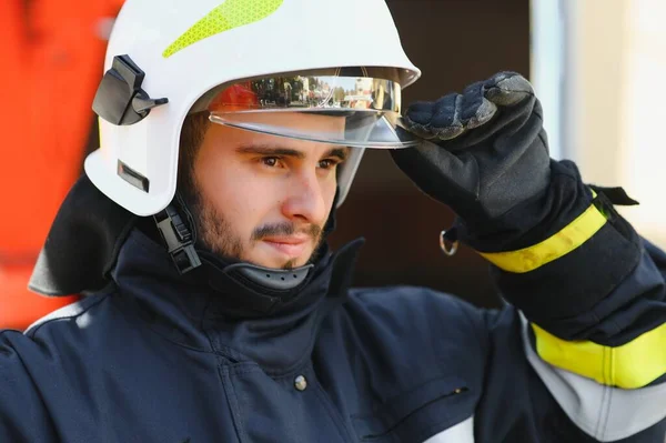 Foto Bombero Con Máscara Gas Casco Cerca Del Camión Bomberos —  Fotos de Stock