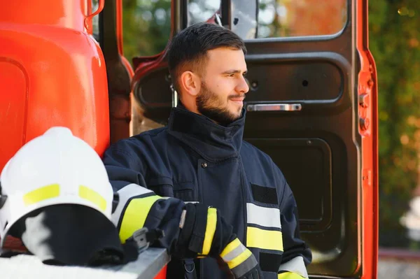 Gaz maskesi ve kask yakınındaki itfaiye itfaiyeci fotoğrafı.