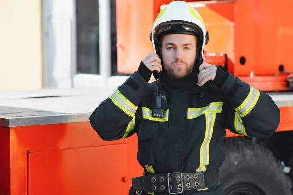 Foto Bombero Con Máscara Gas Casco Cerca Del Camión Bomberos — Foto de Stock