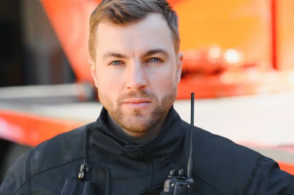 任務中の銃撃戦の肖像画 消防車の近くにガスマスクとヘルメットを持つフォト消防士 — ストック写真