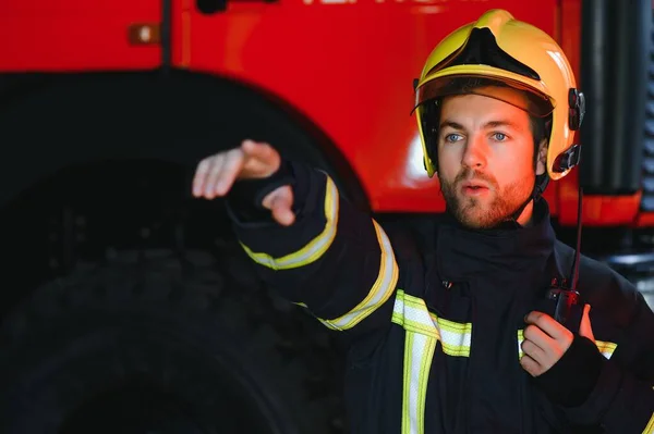 消防员的照片与防毒面具和头盔附近消防车 — 图库照片