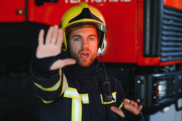 Tűzoltó Tűzoltó Akció Áll Közel Firetruck Sürgős Biztonsági Védelem Megment — Stock Fotó