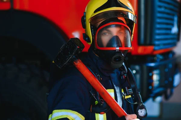 Brandweerportret Van Dienst Foto Brandweerman Met Gasmasker Helm Bij Brandweerauto — Stockfoto