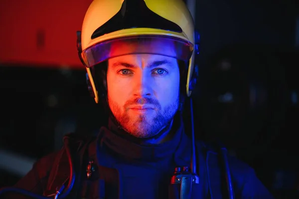 Πυροσβεστικό Πορτρέτο Ώρα Υπηρεσίας Πυροσβέστης Φωτογραφία Μάσκα Αερίου Και Κράνος — Φωτογραφία Αρχείου
