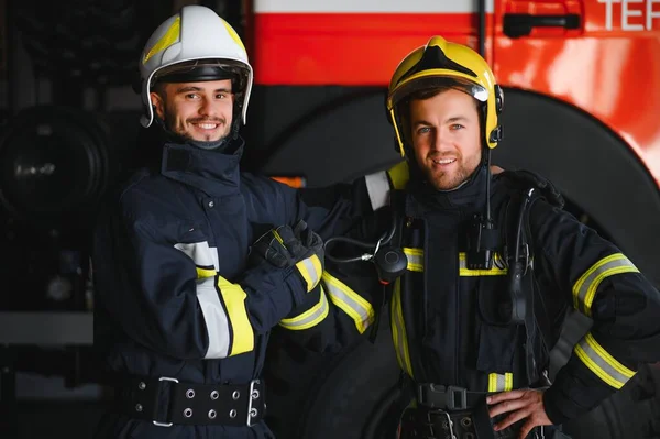 Potret Dua Petugas Pemadam Kebakaran Yang Heroik Dalam Pakaian Pelindung — Stok Foto