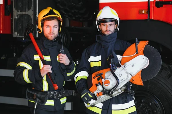 Pemadam Kebakaran Meninggalkan Stasiun Dengan Perlengkapan Dan Alat Alat Untuk — Stok Foto