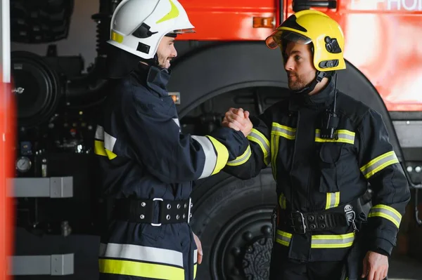 Dua Petugas Pemadam Kebakaran Berpakaian Pelindung Dengan Helm Dengan Mesin — Stok Foto