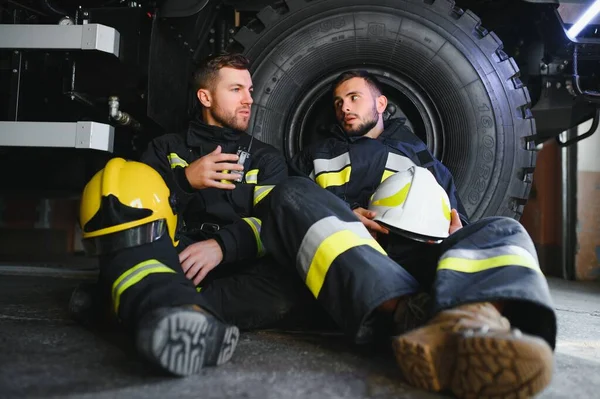 Dua Petugas Pemadam Kebakaran Profesional Dengan Seragam Dan Helm Pelindung — Stok Foto