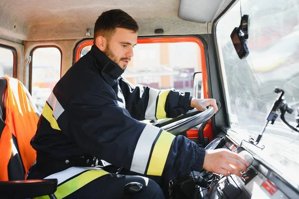 Strażak Korzystający Zestawu Radiowego Podczas Jazdy Wozem Strażackim — Zdjęcie stockowe