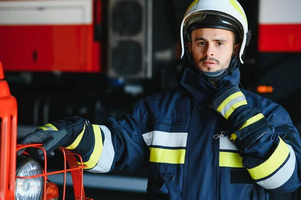 Gaz maskesi ve kask yakınındaki itfaiye itfaiyeci fotoğrafı.