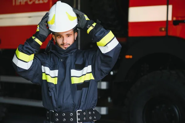 Brandweerportret Van Dienst Foto Brandweerman Met Gasmasker Helm Bij Brandweerauto — Stockfoto