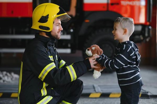 Potret Anak Kecil Yang Diselamatkan Dengan Petugas Pemadam Kebakaran Berdiri — Stok Foto