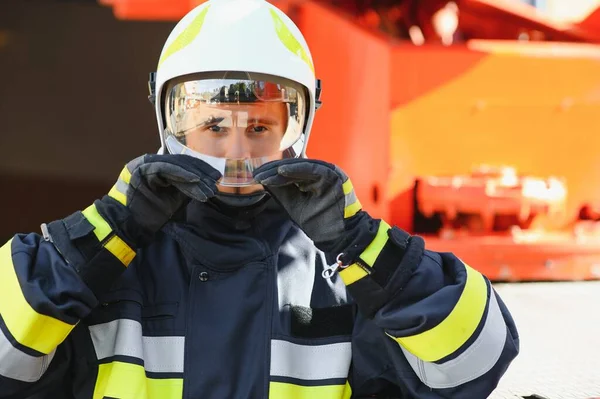 正在值勤的消防员肖像消防车附近配备防毒面具和头盔的摄影消防员 — 图库照片
