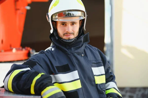 Bombero Bombero Acción Pie Cerca Camión Bomberos Seguridad Emergencia Protección —  Fotos de Stock