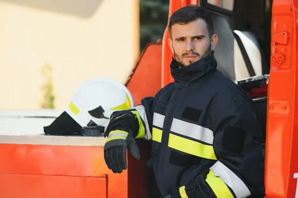 Zdjęcie Strażak Maska Gazowa Kask Pobliżu Strażacki — Zdjęcie stockowe