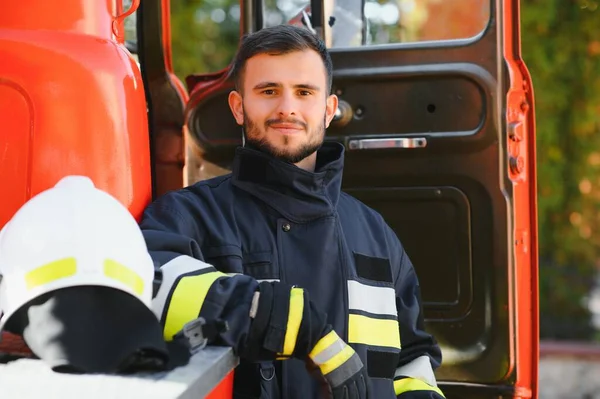 消防员的照片与防毒面具和头盔附近消防车 — 图库照片