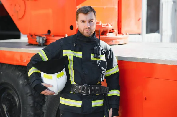 Pemadam Kebakaran Muda Pemberani Mengenakan Seragam Pelindung — Stok Foto