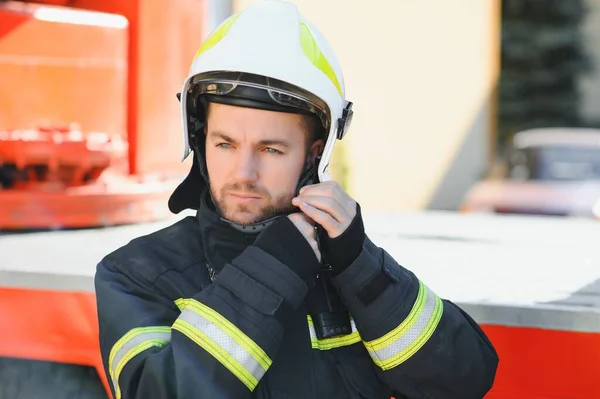 Foto Bombero Con Máscara Gas Casco Cerca Del Camión Bomberos —  Fotos de Stock