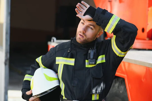 Pemadam Kebakaran Pemadam Kebakaran Beraksi Berdiri Dekat Sebuah Truk Pemadam — Stok Foto