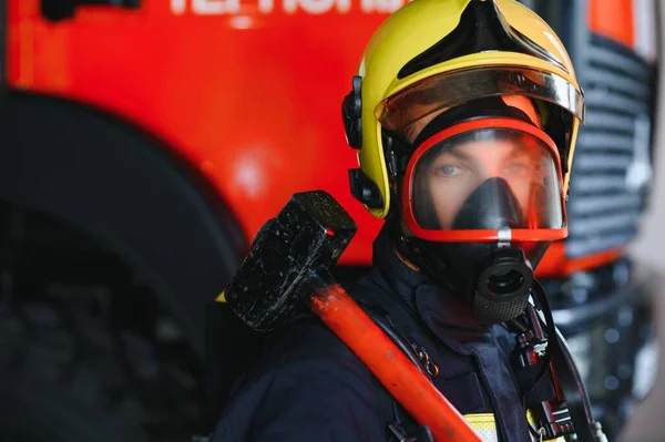 Foto Joven Bombero Con Martillo Las Manos Cerca Del Camión —  Fotos de Stock