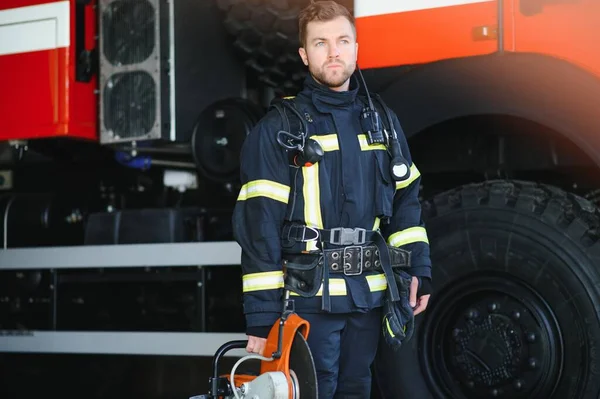 Görevdeki itfaiyeci, fotoğrafın altında.