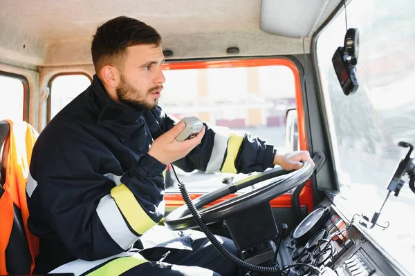 Pemadam Kebakaran Menggunakan Radio Ketika Mengendarai Truk Pemadam Kebakaran — Stok Foto