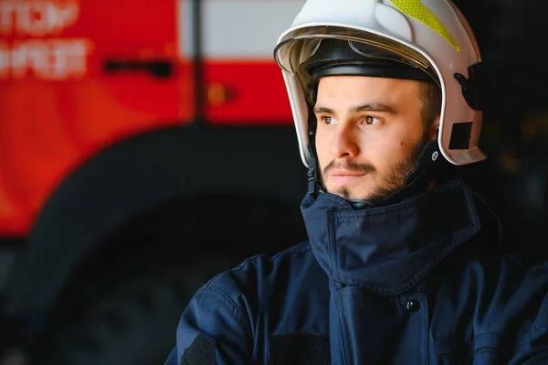 Foto Bombero Con Máscara Gas Casco Cerca Del Camión Bomberos — Foto de Stock