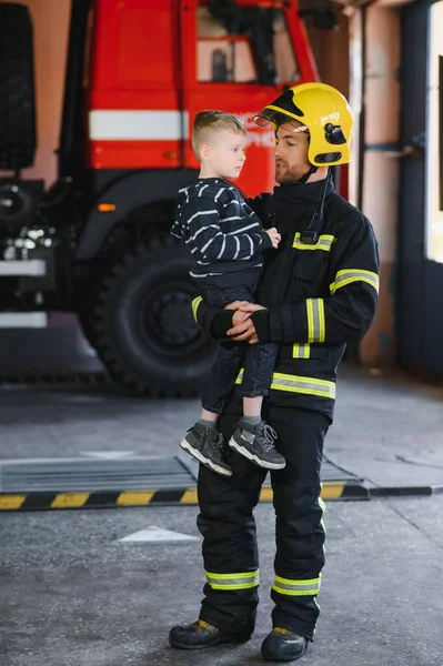 Portret Uratowanego Chłopca Strażakiem Stojącym Przy Wozie Strażackim Strażak Akcji — Zdjęcie stockowe