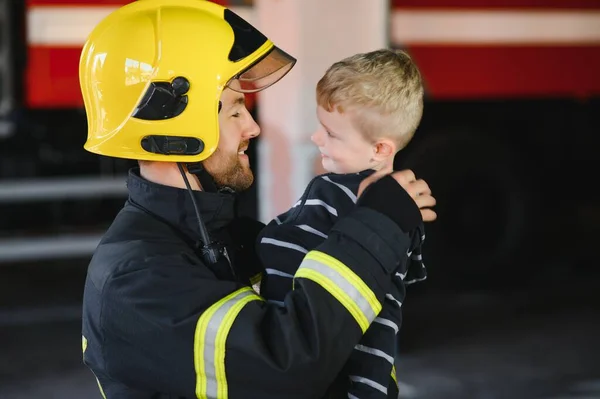 Pemadam Kebakaran Memegang Anak Laki Laki Untuk Menyelamatkan Dia Dalam — Stok Foto
