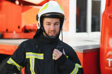 Görevdeki itfaiyeci, fotoğrafın altında.