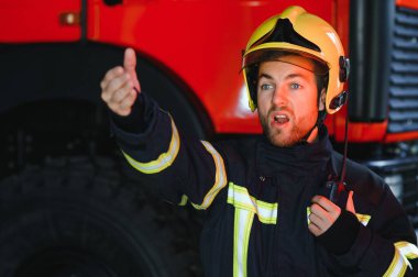 Görevdeki itfaiyeci, fotoğrafın altında.