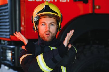 İtfaiyeci (itfaiye) eylem daimi bir firetruck yakınındaki. Acil durum Emanet. Koruma, tehlikeden kurtarmak