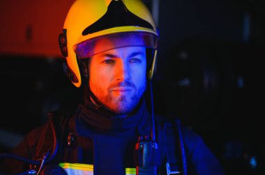 Görevdeki itfaiyeci, fotoğrafın altında.