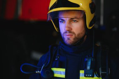 Görevdeki itfaiyeci, fotoğrafın altında.