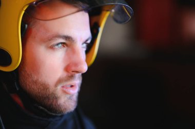 İtfaiyeci (itfaiye) eylem daimi bir firetruck yakınındaki. Acil durum Emanet. Koruma, tehlikeden kurtarmak