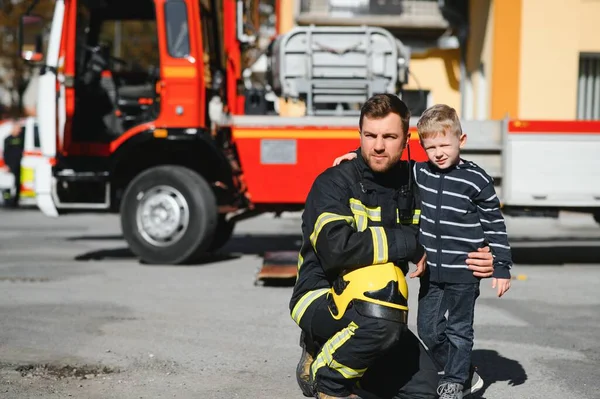 Bombeiro Segurando Menino Para Salvá Fogo Fumaça Bombeiros Resgatar Meninos — Fotografia de Stock