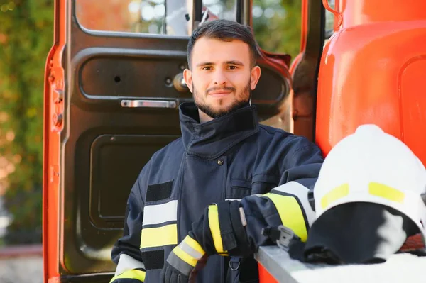 Bombero Bombero Acción Pie Cerca Camión Bomberos Seguridad Emergencia Protección —  Fotos de Stock